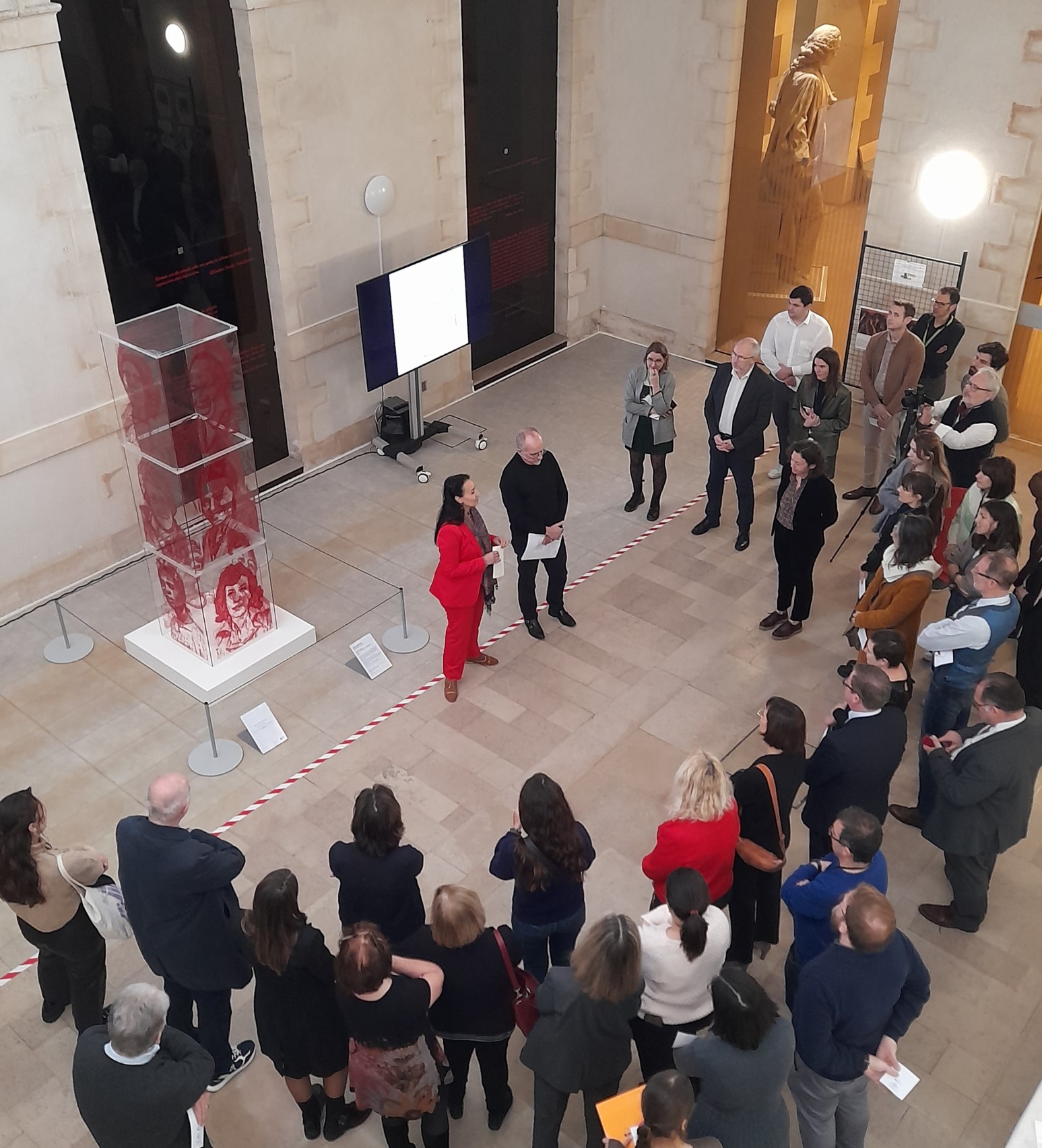 Vernissage pour l'installation des 12 portraits de femmes militantes.